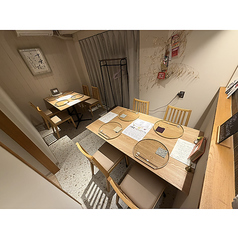 グループ様でのご利用に最適です♪2つのテーブル席を連結し、5名様から最大8名様までお座り頂くことも可能です。ご予約はお電話にて承ります