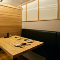 少人数向けの2～3名用から、中規模の5～8名用まで、異なるタイプの半個室をご用意しております。木の質感を生かした壁面が隠れ家のような雰囲気を醸し出し、会談や女子会にもぴったり。シーンに応じた最適なお席で、質の高い料理とお酒をご提供いたします！