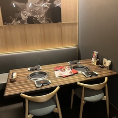 【完全個室】落ち着いた雰囲気の個室。 2時間500円の個室料金を頂戴しております。