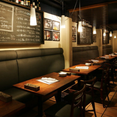 壁側のゆったりソファー席で、リラックスした時間をお過ごしいただけます。気兼ねなくおしゃべりを楽しみながら、特別なひとときをお届けします！ぜひご利用ください。