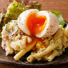 煮卵のせポテマカ