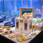 【 全席アクアリウム 】ライトアップされた巨大水槽と店内の照明調整がロマンチックな雰囲気です。