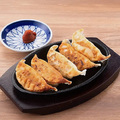 料理メニュー写真&nbsp;【辛味噌で美味い！】鉄板焼き餃子《各種》
