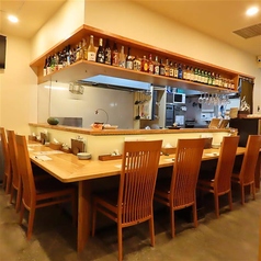 サク飲みやデートにも◎木のぬくもりが温かい、広々としたカウンター席です。