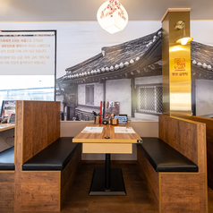 店内には、木目の温もりが感じられる、背もたれが少し高めに設計された4名様掛けソファー席をご用意しております。ゆったりと深く腰掛けてくつろげるため、ご家族での団らんや女子会など少人数でのお集まりに大変おすすめです。異国情緒あふれる落ち着いた店内で本格韓国料理を美味しいお酒とともにぜひご堪能ください。