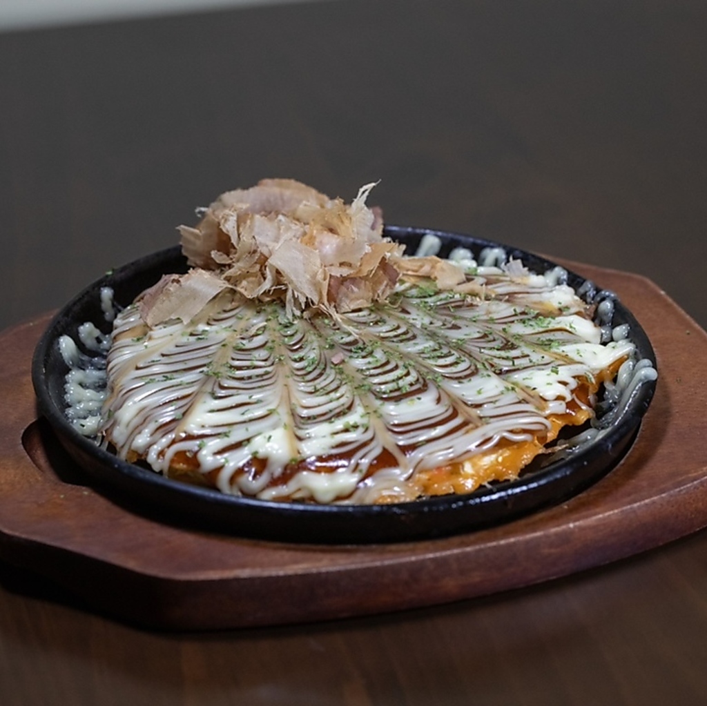 カツオの効いた出汁と山芋を使用した生地で焼き上げるお好み焼きは絶品♪