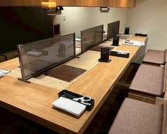 カウンター風のお席。デートや、仲の良い人の隣に座って、楽しく焼肉♪