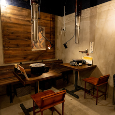 【テーブル席：2名様×3卓】ご友人とのお食事や、デートでのご利用にもピッタリの2名様用テーブル席となります。そのほか、お席同士をつなげて6名様のグループでご利用いただくことも可能です！人数に合わせてレイアウトを変更いたしますので、お気軽にお申し付けください。