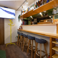 お一人様でも気兼ねなく過ごせるカウンター席。仕事帰りの一杯や、スタッフや他のお客様とスポーツの話題で盛り上がりたい時など、バーならではの交流が楽しめる特等席です。
