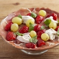 料理メニュー写真&nbsp;生ハムと季節の果物とリコッタチーズ