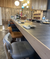 【三の庵】目の前の厨房から香る出汁の香りに、食欲がそそられるカウンター席です。お一人様でのんびり晩酌や、デートにもおすすめの特等席。温かみのある木目調のカウンターは居心地抜群で、スタッフとの会話も弾みます。その日の気分でお好みのお肉や、多彩な追加具材を自由に楽しむ、大人の贅沢時間をどうぞ。