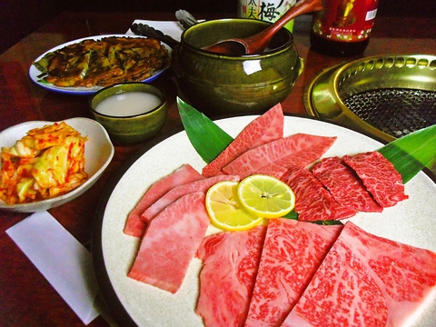 近江牛とそのホルモンや自家製のタレ、キムチにこだわった焼肉店。韓国料理も本格的！