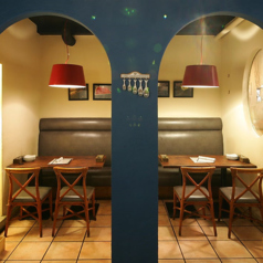 4名様席×2卓の半個室で、特別な空間を楽しめます♪カーテンをずらせば最大8名様まで利用可能！記念日や女子会、デートにぴったりなプライベート感が魅力のお席となっております。