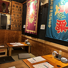 脚を伸ばしてゆったりとくつろげるお座敷席をご用意!小さなお子様連れの方や荷物の多い方にもおすすめです。鮮魚店ならではの装飾に囲まれた空間で、特別な時間をお過ごしください!