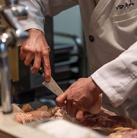 毎日朝〆した軍鶏を、炭の高い火力と秘伝のタレで