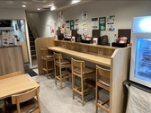 当店には、おひとり様でも周りを気にせずにお過ごしいただける、居心地の良いカウンター席がございます。お昼のランチタイムにゆったりと自分だけのプライベートな時間を満喫したい時や、お仕事終わりにほっと一息ついて一日の疲れを癒やしたい時などにもぴったりです。至福のひとときをごゆっくりお楽しみください。