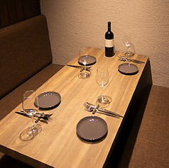 落ち着いた雰囲気の店内には、ゆったりとお寛ぎいただけるテーブル席(ボックス席)を2卓ご用意しております♪少人数の飲み会やご家族でのお食事はもちろん、デート利用にも最適です◎他のお客様を気にせず会話をお楽しみいただけます。大人な雰囲気の中でごゆっくりどうぞ♪