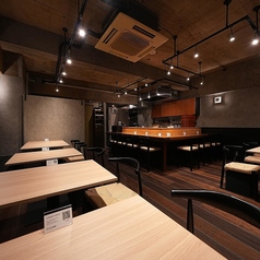 2名様からご利用いただけるテーブル席は、広々とした空間で、合計10席ございます。ゆったりと落ち着いた雰囲気のなか、会話を楽しみながらお食事をお召し上がりいただけます。ご友人やご家族との会食にどうぞ。