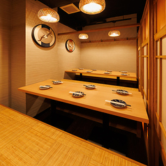 木の質感を活かした仕切りと柔らかな灯りが包む和モダンな扉付き個室！壁には和柄アートが飾られ、空間に上品なアクセントを添えます！会社宴会や歓送迎会にも最適で、特別な時間を楽しめます！