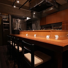 職人の手捌きを目の前で楽しめるカウンター席は8席ご用意しております。調理の臨場感と香りを間近に感じながら、お料理を堪能できます。お一人様はもちろん、デートでのご利用にも最適です。