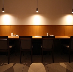 カウンターで焼肉を、もっと自由に！正面が壁のカウンター席は、プライベート感が抜群。お隣同士で会話を楽しみたいデートや、お肉とじっくり向き合いたいおひとり様に最適です。ゆとりある設計によりベビーカーの横付けもできますので、小さなお子様連れでも気兼ねなくカウンターでのひとときをお過ごしいただけます。