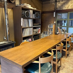 カウンターは４席です。本棚の本でゆっくり読書をお楽しみください。