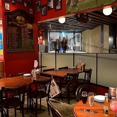 【丸＆角テーブル席（4名様×5卓）】少人数での飲み会に。店内中央あたりの4名様用の丸テーブル、角テーブル席をそれぞれ隣り合わせたテーブルごとに繋げることで最大8名様でのご利用が可能。少人数でのご宴会や仕事帰りに同僚と一杯楽しむのに最適です♪