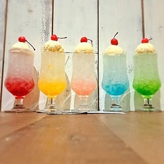 【カラフルクリームソーダ】5色の鮮やかなソーダにバニラアイスとさくらんぼをトッピング♪の写真