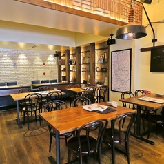 【テーブル席】プライベート空間を演出できるテーブル席。壁の装飾や照明など、インテリアにもこだわった当店で女子会や合コンはいかがですか♪様々なタイプのお席をご用意しておりますので、様々な用途にお使いいただけます★