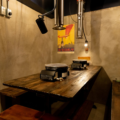 【テーブル席：6名様×2卓】6名様でのご利用にもご対応可能な、広々ゆったりの大きいテーブル席もご用意しております！ちょっとした飲み会などにもすぐにご対応いたしますので、グループ利用の際にもお気軽にご来店くださいませ！スタッフ一同ご来店をお待ちしております。