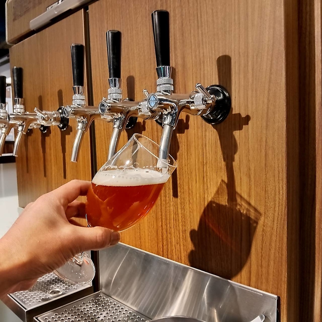 当店自慢のキンキンに冷えた「自社醸造クラフト生ビール」はいかがですか？お酒好きさん必見です！