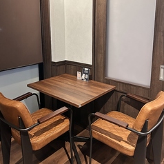 2名様での食事やデートにおすすめのテーブル席。カレーとデザートはもちろん、お酒を交えたゆったりした夜時間も楽しめます。落ち着いた雰囲気で、ディナーから二軒目感覚の居酒屋使いまで幅広く対応します。