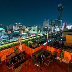 青空と夜景のBBQビアガーデン 新宿の写真