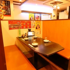 周囲を気にせずゆったり過ごせる半個室空間。プライベート感のある落ち着いた雰囲気で、会話も食事も心地よく楽しめます。【赤坂/赤坂見附/中華/ランチ/食べ放題/個室/貸切/飲み放題/誕生日/記念日/居酒屋】