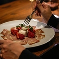 料理メニュー写真&nbsp;季節のフルーツとブラータチーズと生ハム