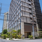 【旭橋駅近徒歩約4分の好立地！】沖縄モノレール旭橋駅から徒歩約4分という好立地。アクセスが良く、お仕事合間の休憩やご友人との待ち合わせにも最適です！気軽に立ち寄れる便利さが、あなたの特別なひとときを演出します。お気に入りの本やコーヒーと共に、リラックスした時間をお過ごしください♪