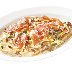 生ハムとポルチーニ茸のクリーム　フェットチーネ