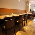 ご家族から団体様まで、ゆとりのテーブル席。広々とした椅子タイプのテーブル席は、ベビーカーを横付けできるゆとりの設計。お子様用チェアもご用意しています。お席を横並びで繋げることで、最大14名様まで一堂にお食事をお楽しみいただけます。ママ友会やご親族の集まりなど、大人数の際もお気軽にご相談ください。
