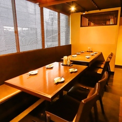 落ち着いた雰囲気の店内にはBOX席をご用意しております。周りのお席とは離れておりますので、個室でなくてもゆったりとご宴会をお楽しみいただけます。ぜひかまどかで素敵な宴会のひと時をお過ごしください♪予約受付中！