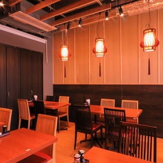 ソファー席とテーブル席をご用意しております。