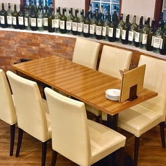 当店は全席テーブル仕様でゆったりと使えるお席となっております。