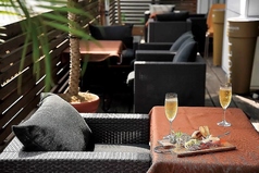 ※雨天時のご案内は不可です。都会の喧騒から離れた、開放感あふれるテラス席は、まるでリゾートにいるかのような非日常空間を演出します◎晴れた日のランチタイムには心地よい風を感じながら、夜にはきらめく夜景を眺めながら、ロマンチックなディナーをお楽しみいただけます♪特別な記念日のお祝いにもぴったりです。