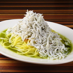 しらす山盛り！ぶっかけペペロンチーノ…毎朝日比野市場で仕入れる新鮮なしらすを山盛りで！