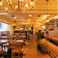 【テーブル席】2～4名様向けのテーブル席。開放的な空間でお食事会をお楽しみ頂けます。オシャレな店内でゆったり♪落ち着いたお洒落空間は、大切な日のディナーにも。テーブルは大小様々ご用意★お席のことなど、是非お気軽にご相談ください◎