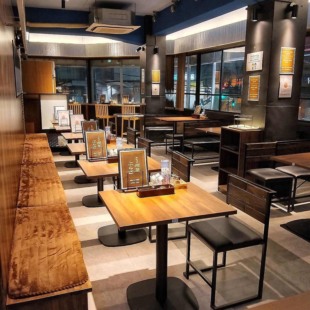 広々とゆとりのあるオシャレで落ち着いた店内で、ゆったりとお食事をお楽しみくださいませ。