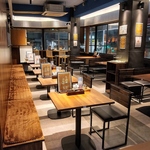 広々とゆとりのあるオシャレで落ち着いた店内で、ゆったりとお食事をお楽しみくださいませ。