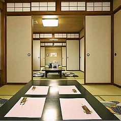 宴会にピッタリな広々とした座敷席。人数に寄って20名様のご利用も可能です。