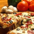 料理メニュー写真 アンチョビとオリーブのピザ