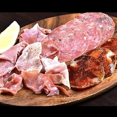 生ハムとサラミのプレート