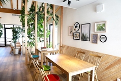 広々としたテーブル席